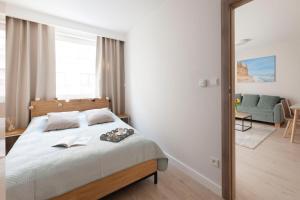 レバルにあるRaval Apartments - Fresh Turquoiseのベッドルーム1室(ベッド1台付)、リビングルームが備わります。