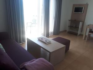 Una sala de estar con un sofá y una mesa de café. en Fuerteventura Port Sea, en Morro del Jable