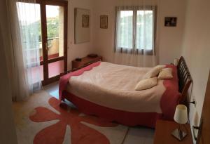 een slaapkamer met een groot bed met kussens erop bij Villa for eight guests in San Ciprián dels Alls