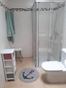 y baño con ducha, aseo y alfombra. en Fuerteventura Port Sea, en Morro del Jable 10 fotos más