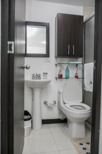ein Bad mit einem WC und einem Waschbecken in der Unterkunft construcciones Guaduales del café in Montenegro