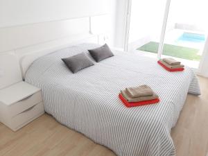 a white bed with two towels on top of it at Villa Pinatar in San Pedro del Pinatar +36 photos