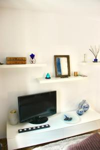史特拉斯堡的住宿－Le Moment Bleu，一张白色的办公桌,里面配有平面电视