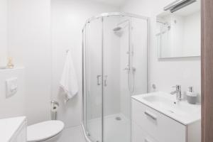 レバルにあるRaval Apartments - Pure Silverの白いバスルーム(シャワー、シンク付)