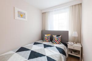 レバルにあるRaval Apartments - Pure Silverのベッドルーム(ベッド1台、窓付)