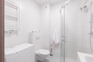 レバルにあるRaval Apartments - Pure Silverの白いバスルーム(トイレ、シャワー付)