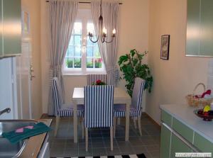 Villa Tadina Ferienwohnungen Mariazell في ماريازيل: مطبخ مع طاولة وكراسي في مطبخ
