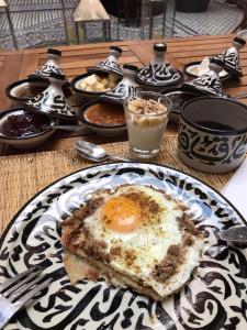 un plato de comida con un huevo en una mesa en Dar 7 Louyat, en Fez