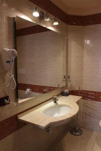 Bilik mandi di Hotel Semifonte