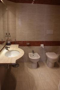 Bilik mandi di Hotel Semifonte