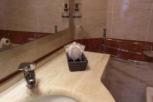 Bilik mandi di Hotel Semifonte