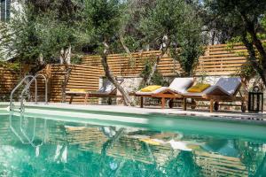 Bazén v ubytování Koukounari luxury villa nebo v jeho okolí