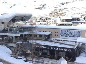 un edificio con una taquilla en la nieve en Appartamento Saint Theodule, en Breuil-Cervinia