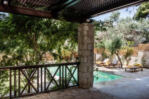 Bazén v ubytování Koukounari luxury villa nebo v jeho okolí