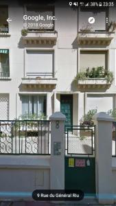 モンペリエにあるGare Saint-Roch T1 & T2の門と緑の扉が前に建つ建物