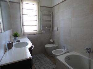 łazienka z umywalką, toaletą i wanną w obiekcie Oasi w Bergamo +18 zdjęć