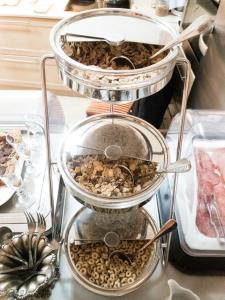 un ripiano a tre livelli con diversi tipi di alimenti di Hotel Sophia a Hydra