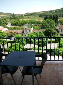 a table and chairs on a balcony with a view at Albergue Puente para peregrinos in Puente la Reina