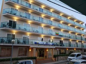 duży budynek z samochodami zaparkowanymi przed nim w obiekcie Hotel Costa Mediterraneo w El Arenal