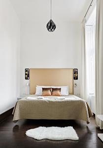 1 dormitorio blanco con 1 cama grande con alfombra blanca en Andrassy Thai Hotel, en Budapest