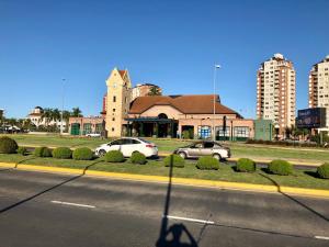 una calle con coches estacionados frente a un edificio en Apartamento en tigre en Tigre