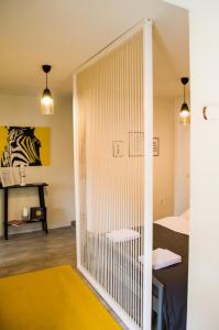 una habitación con un tabique con una alfombra amarilla en Apartment Fortuna, en Visoko