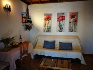 a living room with a couch and a table at Casa Rural Los Geranios 1 in Tijarafe