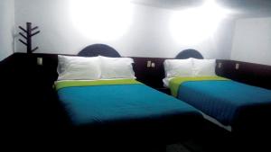 Postel nebo postele na pokoji v ubytování Hotel Falcon + 36 fotografií