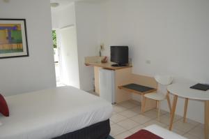 une chambre avec un lit et une table et une petite cuisine dans l'établissement Best Western Ipswich, à Ipswich