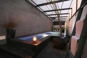 Bazén v ubytování Chateau Boutique Motel nebo v jeho okolí