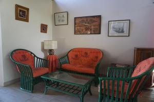 Ein Sitzbereich in der Unterkunft Hôtel Atiapiti