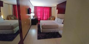 เตียงในห้องที่ Cebu Dulcinea Hotel and Suites-MACTAN AIRPORT HOTEL