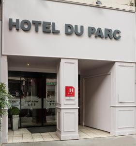 un cartel de hotel dmg dmg en la parte delantera de un edificio en Hôtel du Parc, en Lyon