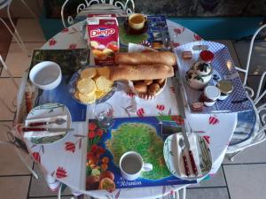 una mesa con comida y bebidas encima en Sweet Home en Saint-Joseph