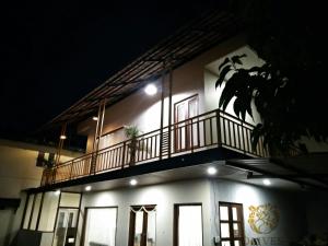 乌提Olives Pleasant Stays的一栋白色建筑，顶部有阳台