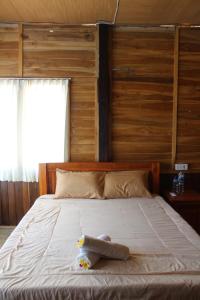 En eller flere senge i et værelse på The Somayan Bungalows