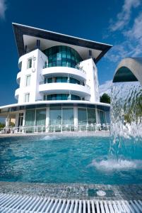 un edificio con una fuente frente a un edificio en Blu Suite Resort, en Bellaria-Igea Marina