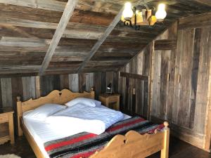 Un pat sau paturi într-o cameră la Chalet Ro