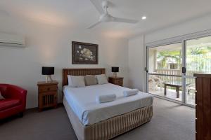 Een bed of bedden in een kamer bij Tropical Nites Holiday Townhouses