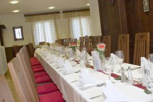 Restoran või mõni muu söögikoht majutusasutuses Gasthof Sonne