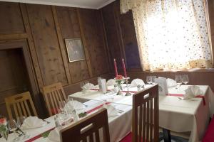 Restoran või mõni muu söögikoht majutusasutuses Gasthof Sonne