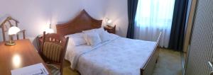 Łóżko lub łóżka w pokoju w obiekcie Hotel Bristol