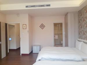 A bed or beds in a room at 夢海民宿