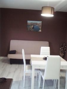 ein Esszimmer mit einem weißen Tisch und weißen Stühlen in der Unterkunft Apartamento Buendia in Buendía