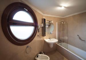 A bathroom at Hotel La Polar