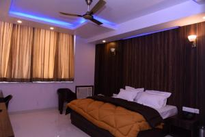 Letto o letti in una camera di The Ravindram Hotel