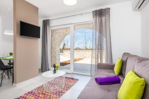 Televízia a/alebo spoločenská miestnosť v ubytovaní Olea Residence