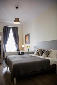 ブダペストにあるOzone Private Roomsのベッドルーム(大型ベッド1台、窓付)