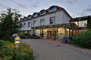 ein Gebäude mit Fahrrädern, die davor geparkt sind in der Unterkunft Best Western Hotel Heidehof in Hermannsburg