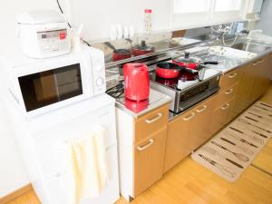 una cucina con fornelli e microonde di stay in tokiwa a Asahikawa